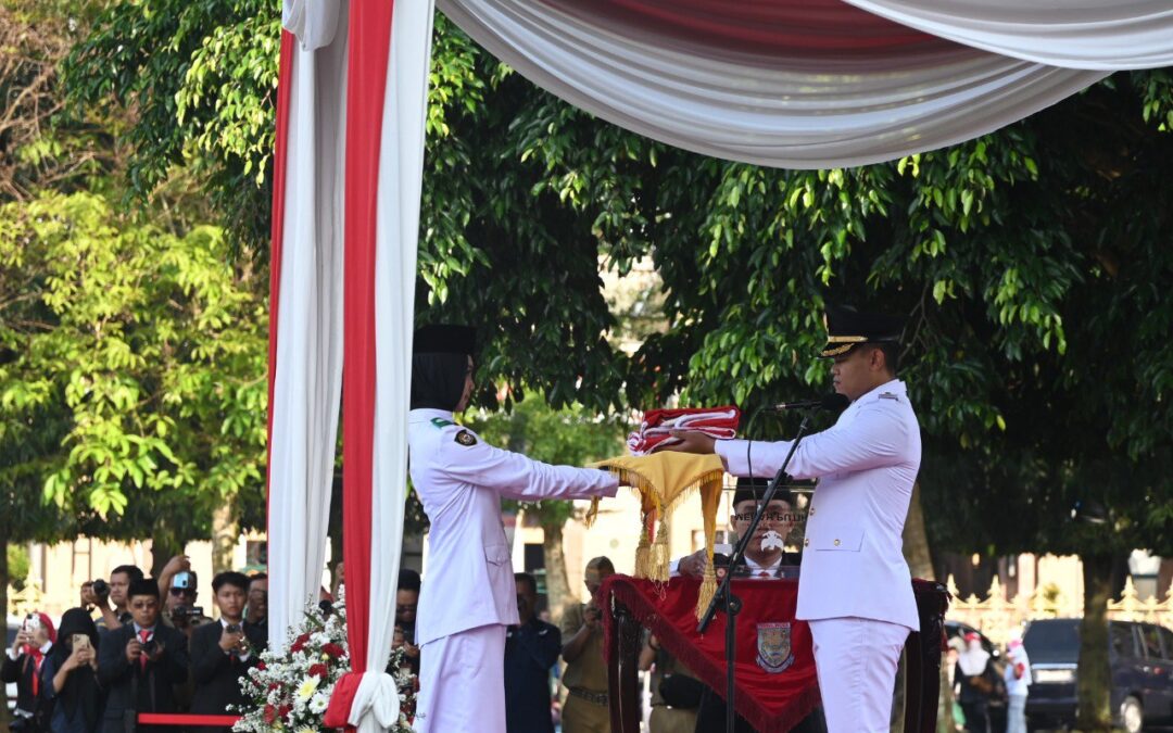 Upacara HUT ke-80 RI, Bupati Fahmi Apresiasi Paskibraka dan Beri Penghargaan ASN