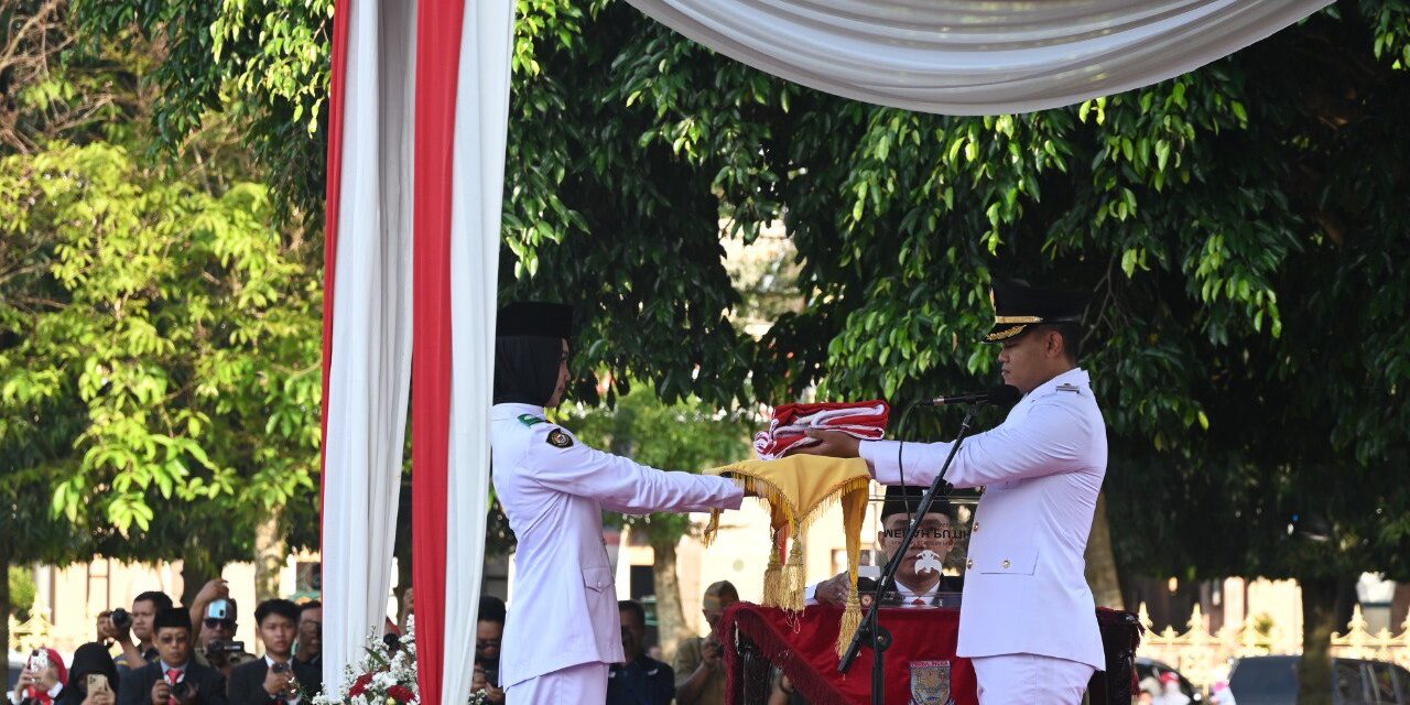 Upacara HUT ke-80 RI, Bupati Fahmi Apresiasi Paskibraka dan Beri Penghargaan ASN