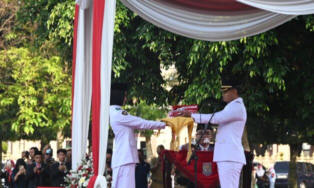 Upacara HUT ke-80 RI, Bupati Fahmi Apresiasi Paskibraka dan Beri Penghargaan ASN