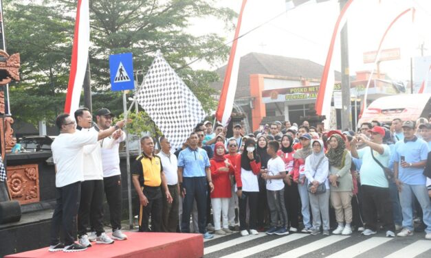 Bupati Fahmi Lepas Jalan Sehat Kemerdekaan, Doorprize Banjiri Peserta