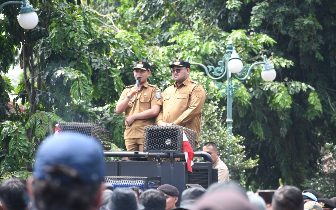 Temui Peserta Aksi, Bupati Tegaskan Komitmen Tuntaskan Janji Kampanye Secara Bertahap