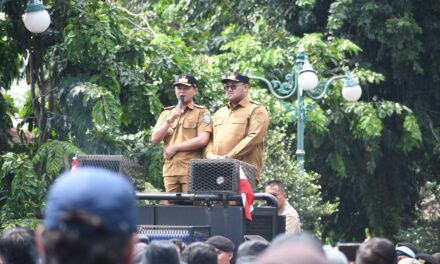 Temui Peserta Aksi, Bupati Tegaskan Komitmen Tuntaskan Janji Kampanye Secara Bertahap