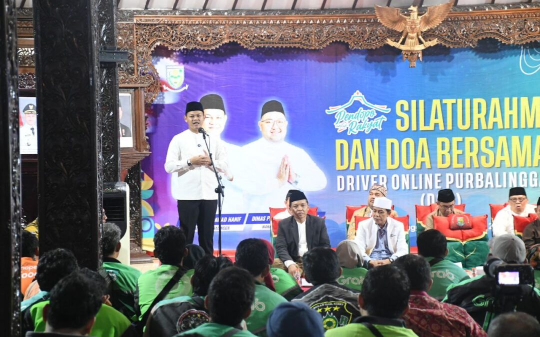 Bagikan Sembako ke Ojol, Bupati Fahmi Tegaskan Fokus Perbaikan Jalan Purbalingga