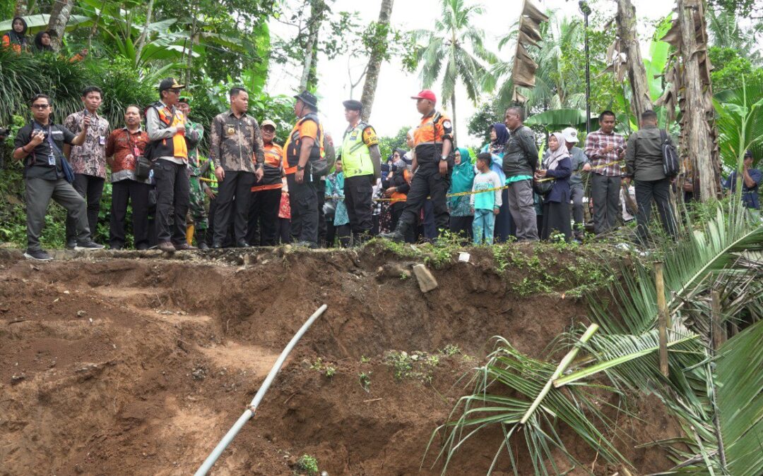 Bupati Fahmi Pastikan Relokasi Rumah Warga Terdampak Tanah Bergerak di Desa Maribaya