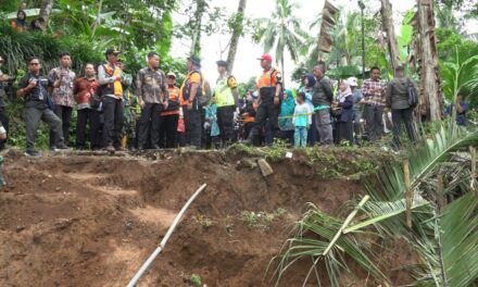 Bupati Fahmi Pastikan Relokasi Rumah Warga Terdampak Tanah Bergerak di Desa Maribaya