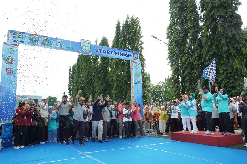 Ribuan ASN Meriahkan Senam dan Jalan Sehat HUT Korpri, PGRI, dan HGN