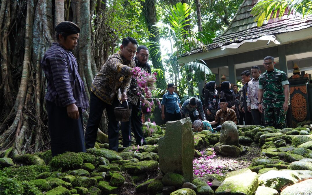 Bupati Fahmi – Wabup Dimas Ziarah Makam Leluhur, Kenang Jejak Pendiri di Hari Jadi ke-195