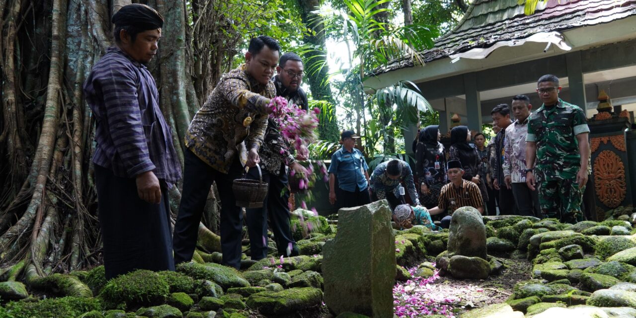 Bupati Fahmi – Wabup Dimas Ziarah Makam Leluhur, Kenang Jejak Pendiri di Hari Jadi ke-195
