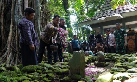 Bupati Fahmi – Wabup Dimas Ziarah Makam Leluhur, Kenang Jejak Pendiri di Hari Jadi ke-195