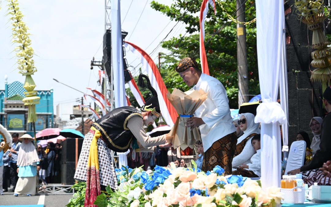 Pawai Budaya–Kirab Pusaka Hari Jadi ke-195, Bupati Fahmi: Perkuat Budaya dan Gerakkan Ekonomi Lokal