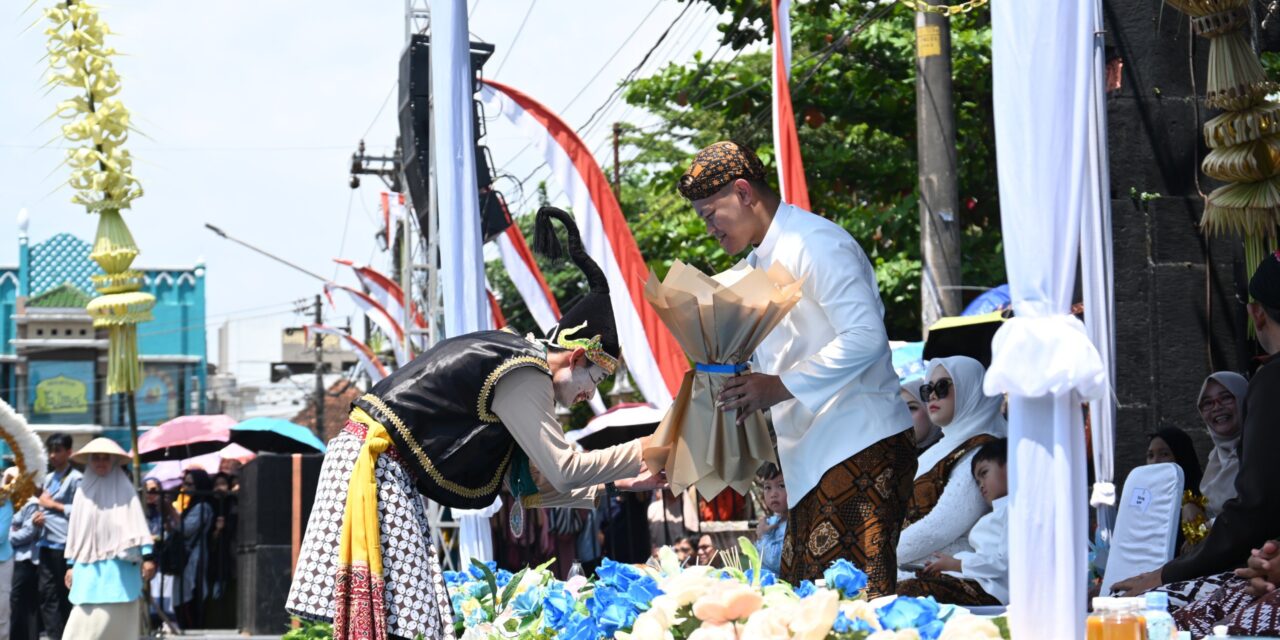 Pawai Budaya–Kirab Pusaka Hari Jadi ke-195, Bupati Fahmi: Perkuat Budaya dan Gerakkan Ekonomi Lokal