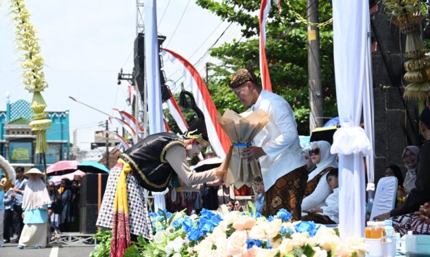 Pawai Budaya–Kirab Pusaka Hari Jadi ke-195, Bupati Fahmi: Perkuat Budaya dan Gerakkan Ekonomi Lokal