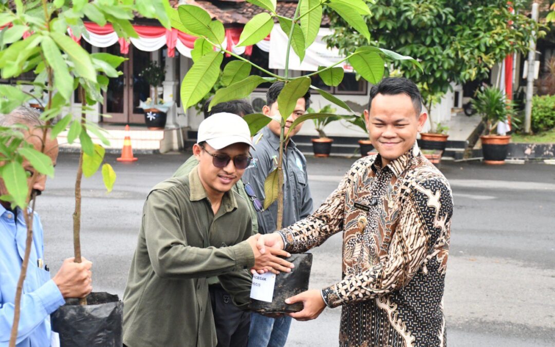 Peduli Kelestarian Alam dan Lingkungan, Bupati Serahkan 3.289 Bibit Tanaman