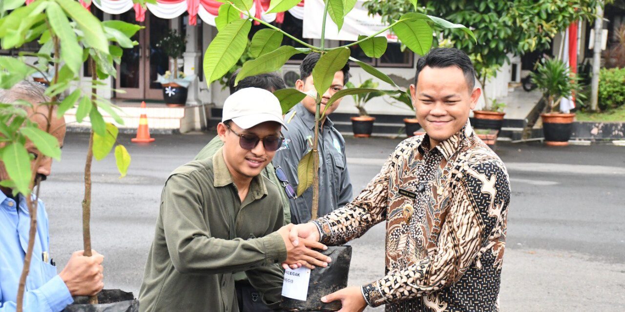 Peduli Kelestarian Alam dan Lingkungan, Bupati Serahkan 3.289 Bibit Tanaman