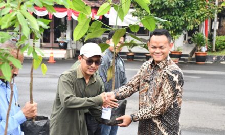 Peduli Kelestarian Alam dan Lingkungan, Bupati Serahkan 3.289 Bibit Tanaman