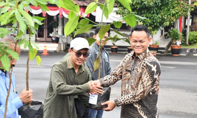 Peduli Kelestarian Alam dan Lingkungan, Bupati Serahkan 3.289 Bibit Tanaman