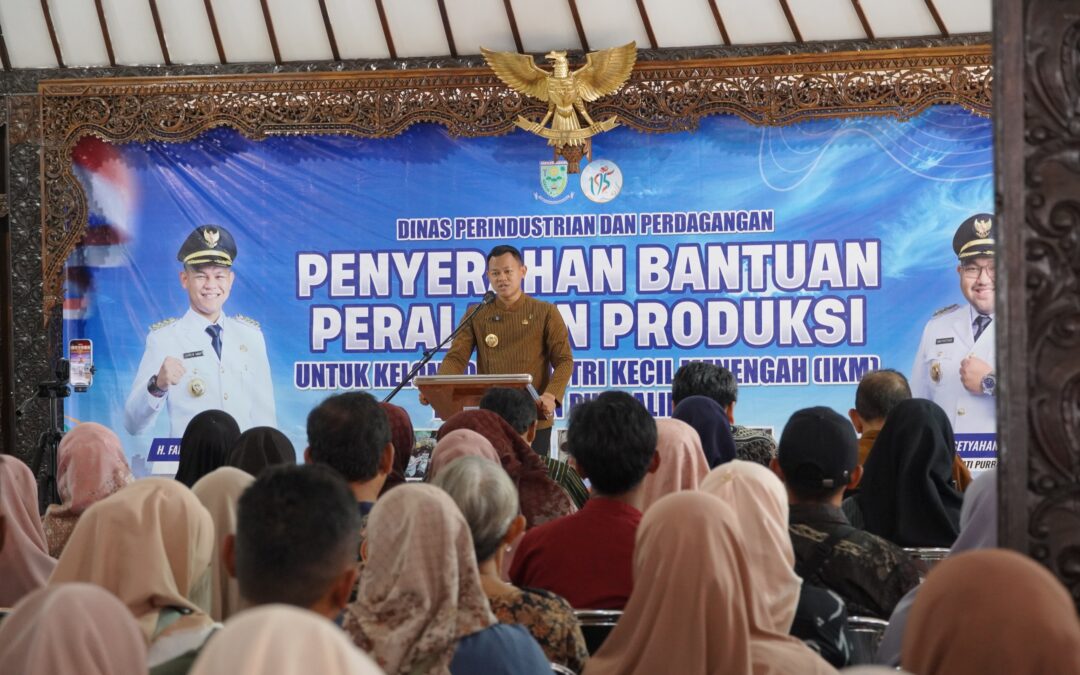 Bangkitkan Ekonomi Masyarakat, Bupati Fahmi Serahkan Hibah Produksi untuk 371 Pelaku IKM