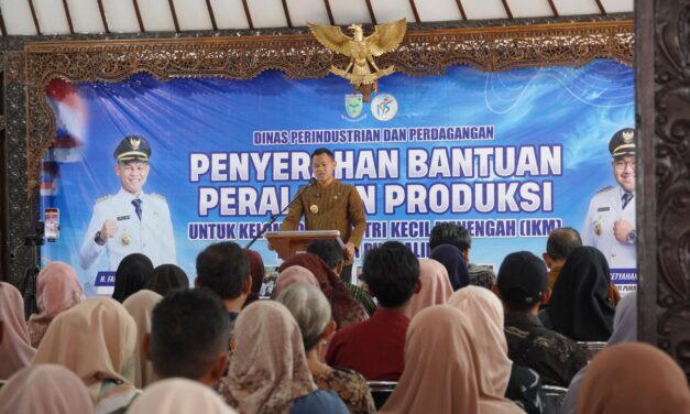 Bangkitkan Ekonomi Masyarakat, Bupati Fahmi Serahkan Hibah Produksi untuk 371 Pelaku IKM