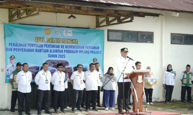Bupati Fahmi Pimpin Apel Peralihan 149 ASN Penyuluh dan Serahkan 646 Unit Alsintan