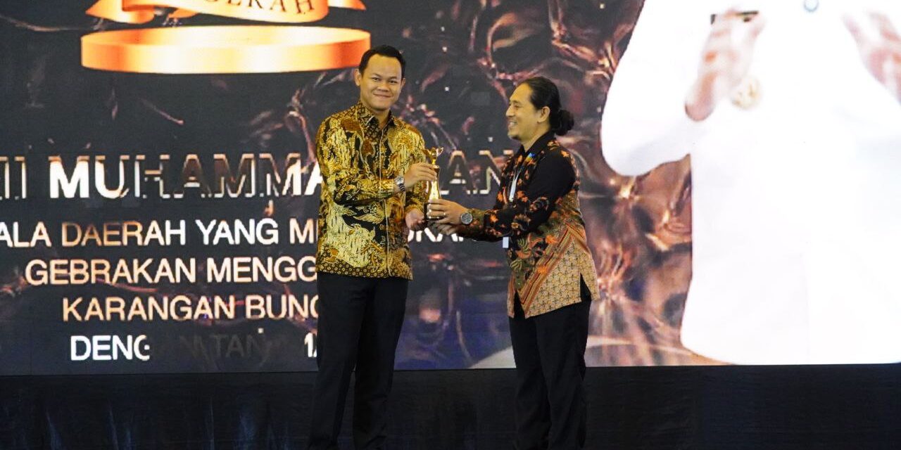 Bupati Fahmi Raih Anugerah INDOPOSCO Berkat Inovasi Peduli Lingkungan