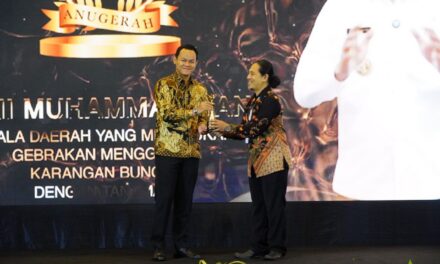 Bupati Fahmi Raih Anugerah INDOPOSCO Berkat Inovasi Peduli Lingkungan