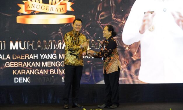 Bupati Fahmi Raih Anugerah INDOPOSCO Berkat Inovasi Peduli Lingkungan