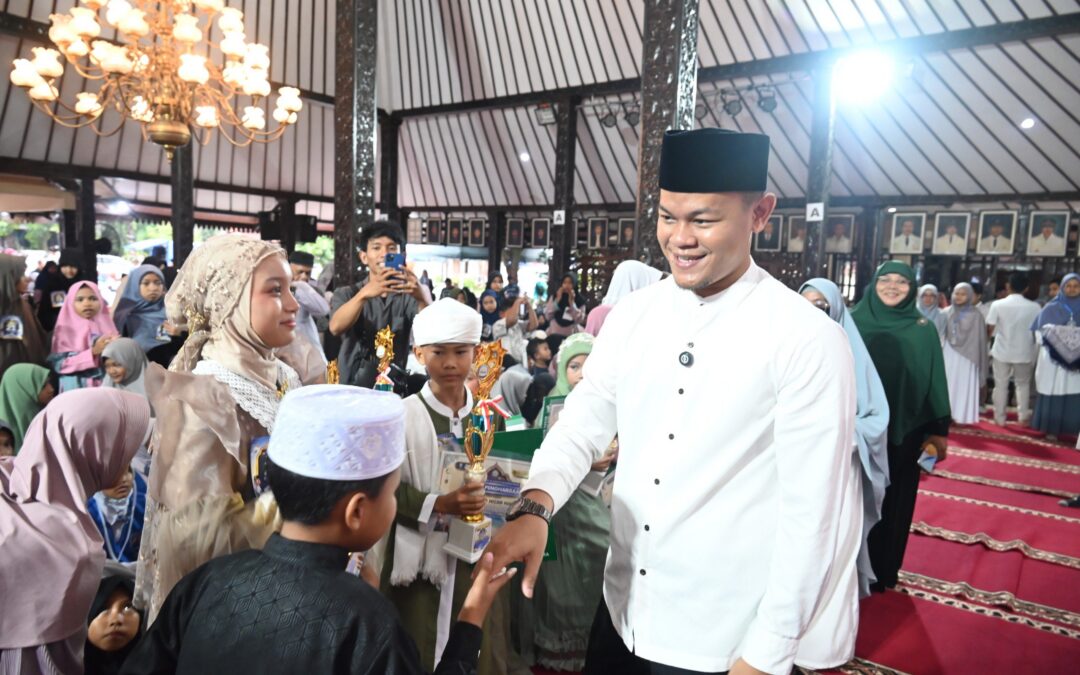 Santri Cilik Serahkan Surat Penuh Harapan kepada Bupati di Penutupan Gema Ramadhan