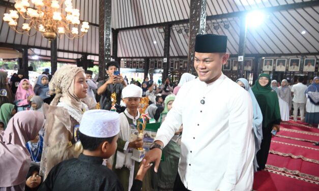 Santri Cilik Serahkan Surat Penuh Harapan kepada Bupati di Penutupan Gema Ramadhan
