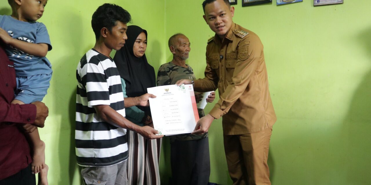 Bupati Fahmi Tinjau Lokasi Longsor di Sangkanayu, Serahkan Bantuan dan Pastikan Penanganan