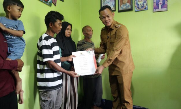 Bupati Fahmi Tinjau Lokasi Longsor di Sangkanayu, Serahkan Bantuan dan Pastikan Penanganan