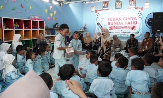 Tebar Cinta di KB Nurul Ummahaat, Bunda Hani Ajari Anak Cuci Tangan dan Gosok Gigi