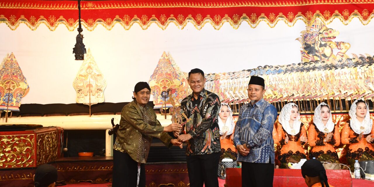 Pentas Wayang Kulit Wanogara Wetan Berlangsung Meriah, Bupati Fahmi M. Hanif Ajak Masyarakat Jaga Tradisi