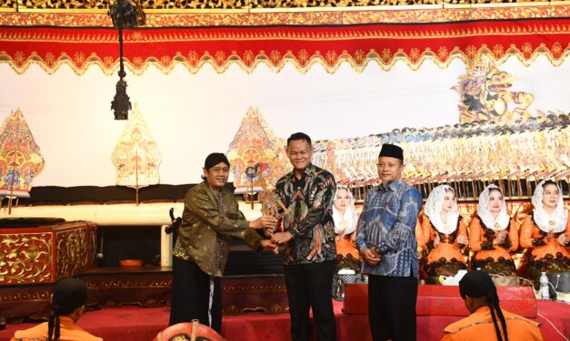 Pentas Wayang Kulit Wanogara Wetan Berlangsung Meriah, Bupati Fahmi M. Hanif Ajak Masyarakat Jaga Tradisi
