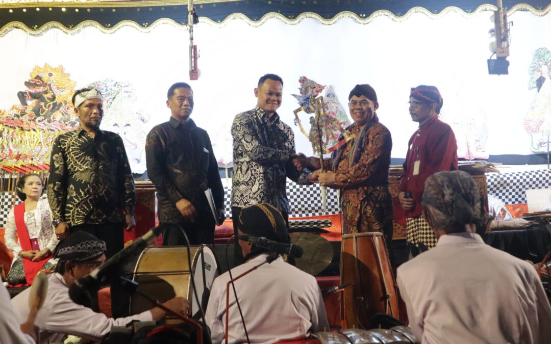 Ruwat Bumi Jambudesa Meriah, Bupati Fahmi Ajak Masyarakat Lestarikan Budaya Wayang Kulit