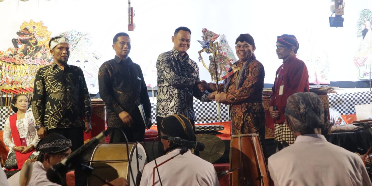 Ruwat Bumi Jambudesa Meriah, Bupati Fahmi Ajak Masyarakat Lestarikan Budaya Wayang Kulit