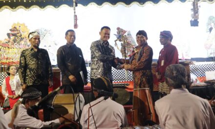 Ruwat Bumi Jambudesa Meriah, Bupati Fahmi Ajak Masyarakat Lestarikan Budaya Wayang Kulit