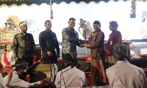 Ruwat Bumi Jambudesa Meriah, Bupati Fahmi Ajak Masyarakat Lestarikan Budaya Wayang Kulit