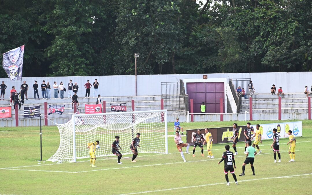 Saksikan Laga Persibangga vs PESIK, Bupati Fahmi dan Bupati Kuningan Pererat Silaturahmi Lewat Pertukaran Jersey