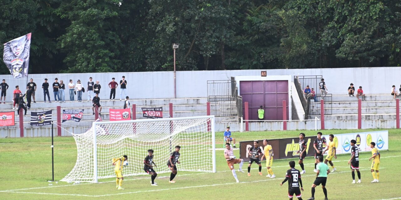 Saksikan Laga Persibangga vs PESIK, Bupati Fahmi dan Bupati Kuningan Pererat Silaturahmi Lewat Pertukaran Jersey