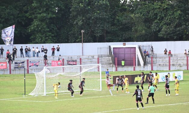 Saksikan Laga Persibangga vs PESIK, Bupati Fahmi dan Bupati Kuningan Pererat Silaturahmi Lewat Pertukaran Jersey
