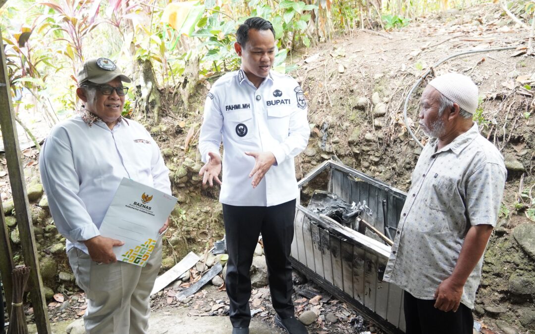 Gerobak Terbakar, Bupati Fahmi Bantu Pedagang Cilok Bangkit Kembali