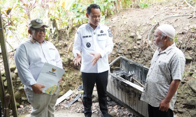Gerobak Terbakar, Bupati Fahmi Bantu Pedagang Cilok Bangkit Kembali
