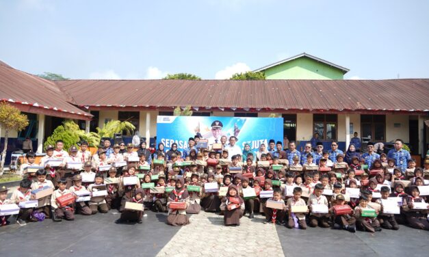 Sepatu Sekolah dari Gaji Bupati, Langkah Baru Anak-anak Karangjambu