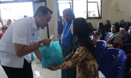 Bupati Salurkan Bantuan dari Gaji Pribadi dan Pastikan Penanganan Warga Rentan Desa Tidu