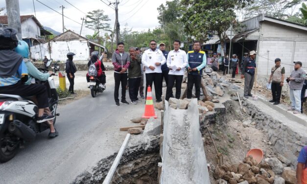 Bupati dan Wakil Bupati Tinjau Perbaikan Jalan, Pastikan Infrastruktur Berdampak bagi Warga