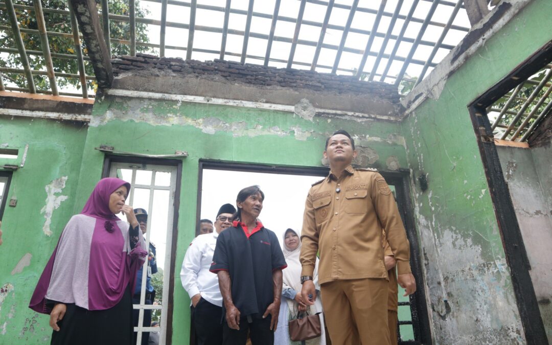 Gotong Royong Pulihkan Rumah Korban Kebakaran, Bupati Fahmi Turut Salurkan Bantuan Pribadi