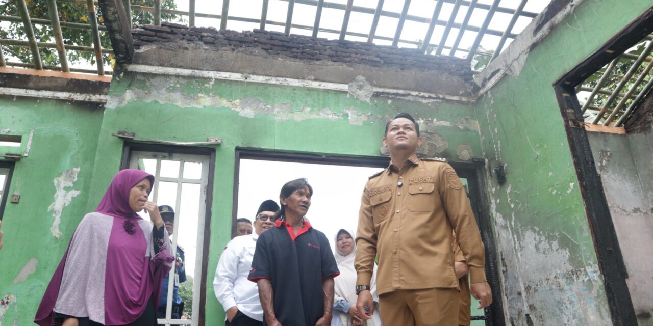 Gotong Royong Pulihkan Rumah Korban Kebakaran, Bupati Fahmi Turut Salurkan Bantuan Pribadi