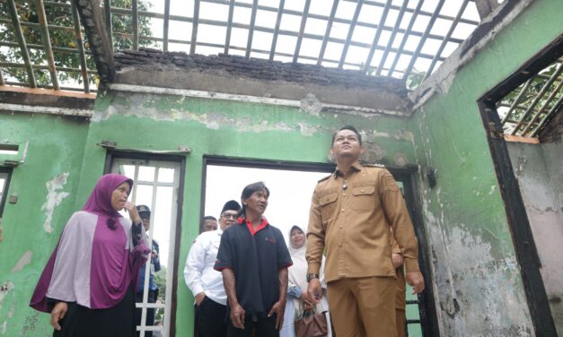 Gotong Royong Pulihkan Rumah Korban Kebakaran, Bupati Fahmi Turut Salurkan Bantuan Pribadi
