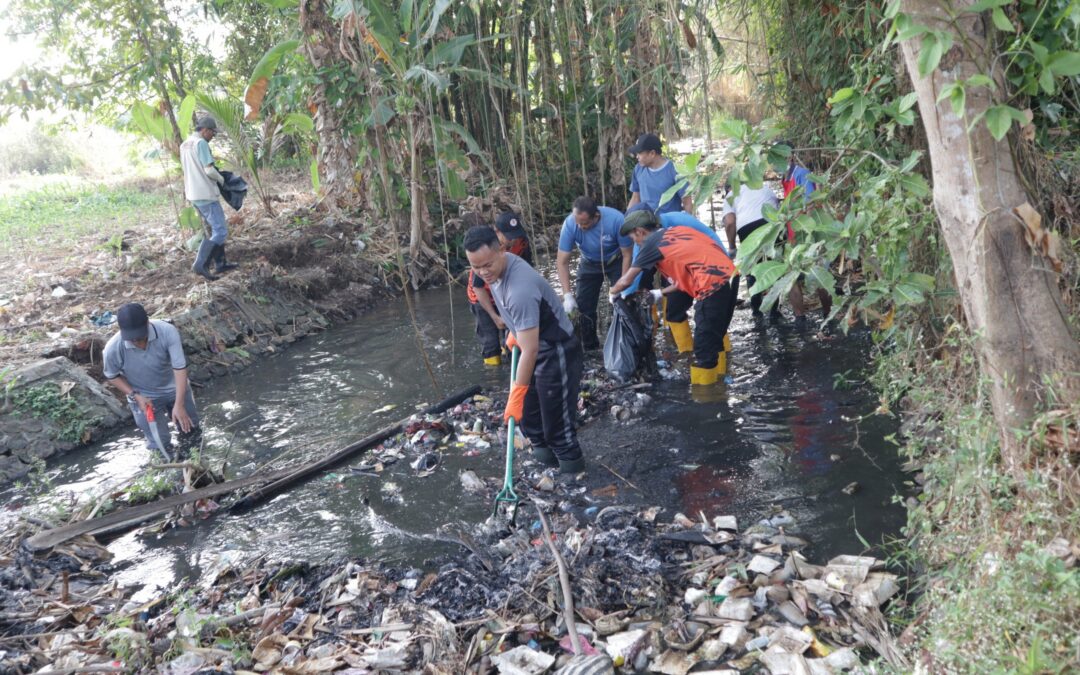 Bupati Fahmi Turun Langsung Bersihkan Sungai Kramean, 1,5 Ton Sampah Berhasil Diangkut