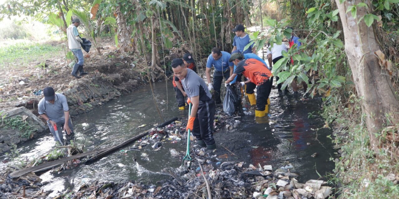 Bupati Fahmi Turun Langsung Bersihkan Sungai Kramean, 1,5 Ton Sampah Berhasil Diangkut